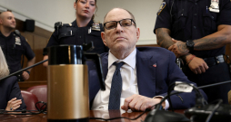 Bijušais Holivudas filmu producents Hārvijs Vainstīns Manhetenas krimināltiesā 2025. gada 12. jūnijā.