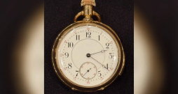 Kabatas pulkstenis apstājās brīdī, kad "Titāniks" pazuda zem viļņiem.