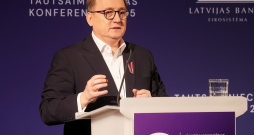 1% liela kredītlikmes izmaiņa hipotekārā kredīta ciklā esot līdzvērtīga papildu sešu kvadrātmetru platībai jaunā projekta dzīvoklī vai papildu 18 kvadrātmetriem padomju laikā celtajās ēkās – šādi, ilustrējot, cik nozīmīga ir kredītu procentu likmju samazināšana, argumentēja Latvijas Bankas prezidents Mārtiņš Kazāks.