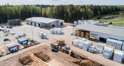 Ogres rūpnīcas pirmās kārtas ražošanas platība būs 14 500 kvadrātmetru, ražošanas jauda plānota 50 000 kubikmetru finiera gadā, kā arī tiks radītas 50 jaunas darba vietas.