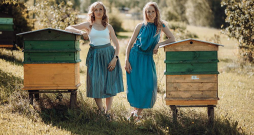 "Ir izveidojies stabils klientu loks, cilvēki veic atkārtotus pirkumus – iepērkas astoto, desmito un pat divdesmito reizi," ir gandarītas uzņēmuma un zīmola "Apimi" radītājas – māsas Madara Feldmane (pa labi) un Ieva Boginska.