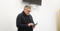 Mareks Segliņš tiesas sēdē.