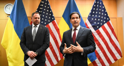 ASV valsts sekretārs Marko Rubio (no labās) un Ukrainas prezidenta biroja vadītājs Andrijs Jermaks, Ženēvā uzrunājot reportierus.