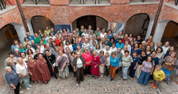 “Mūs vienoja neskaitāmas sarunas, idejas un kontakti, iedvesmojot un stiprinot rokdarbnieču sadarbību visā Kurzemē,” saka Astrīda Kinne. 