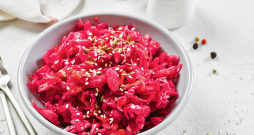 Skābu kāpostu un biešu salāti.