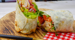 Rīspapīra rullīši ar vistas gaļu.