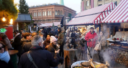 Ziemassvētku tirdziņš Doma laukumā, Rīgā. 