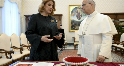 Latvijas Ministru prezidente Evika Siliņa Romas pāvestam Leonam XIV uzdāvinājusi Nīcas–Bārtas tautastērpa etnogrāfisko vainagu.