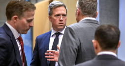 ASV armijas ministrs Daniels Driskols šobrīd ir galvenais sarunvedējs Ukrainas miera jautājumos. Puiciskā āriene maldina, jo viņu uzskata par vienu no ietekmīgākajiem Donalda Trampa administrācijā. Driskols savu palīgu ielenkumā Ženēvas sarunās svētdien.