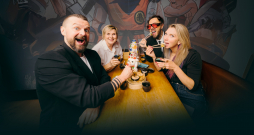 "Četri uz koferiem" Japānā.