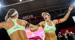 Pasaules čempionu deja – Anastasija Samoilova (no labās) ar komandas biedreni Tīnu Graudiņu uzreiz pēc titula izcīnīšanas.