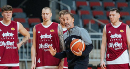 Sito Alonso padomus uzklausa Toms Leimanis. Fonā Dairis Bertāns (no labās), kuram spēle pret Nīderlandi būs pēdējā izlasē, un potenciālais debitants Ričards Aizpurs. "Daira ieguldījums izlasē ir fenomenāls, palīdzējis visiem iekļauties, labākais kapteinis, ko es zinu, no treneriem arī esmu dzirdējis – tev jābūt kā Dairim Bertānam," izlases ilggadējā spēlētāja devumu novērtē Aizpurs, kurš vēl nav sasniedzis pilngadību, bet jau fiziski ir gana nobriedis, lai spētu iekļauties pieaugušo basketbolā.