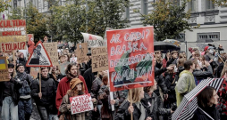 21. oktobrī ar demonstrāciju Viļņā noslēdzās kultūras darbinieku protesta mēnesis pret partiju "Nemunas rītausma", kura, kā uzsver Lietuvas kultūras pārstāvji, apdraud vārda brīvību, cīņu pret dezinformāciju un citas demokrātiskās vērtības.