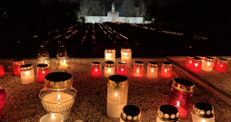 Rīgas Brāļu kapos tūkstošiem cilvēku noliek svecītes.