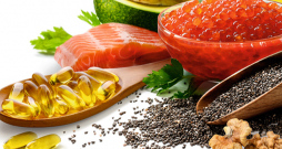 Visvairāk omega-3 atrodamas treknajās zivīs: lasī, skumbrijā, mencā, tuncī, sardīnēs, anšovos, bet tā ir arī augu valsts produktos. Visvairāk omega-3 atrodamas treknajās zivīs: lasī, skumbrijā, mencā, tuncī, sardīnēs, anšovos, bet tā ir arī augu valsts produktos.