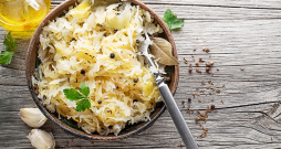 Skābu kāpostu un sēņu salāti. Skābu kāpostu un sēņu salāti.