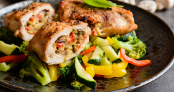 Vistas rulete ar šampinjoniem un burkāniem. Vistas rulete ar šampinjoniem un burkāniem.