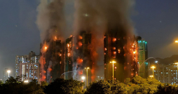 Honkongā ugunsgrēkā augstceltnēs daudzi bojāgājušie; vairāki simti pazuduši bez vēsts. Honkongā ugunsgrēkā augstceltnēs daudzi bojāgājušie; vairāki simti pazuduši bez vēsts.