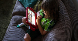 No 10. decembra Austrālijā sešpadsmit gadus nesasniegušām personām piekļuve virknei sociālo mediju kontu tiks liegta.