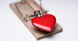 Ne visi cilvēki policijai ziņo, ja gadījies iekrist virtuālā romantiskā krāpnieka slazdā, – ir kauns par paša lētticību vai skepse, ka šādu noziegumu iespējams atklāt. Ne visi cilvēki policijai ziņo, ja gadījies iekrist virtuālā romantiskā krāpnieka slazdā, – ir kauns par paša lētticību vai skepse, ka šādu noziegumu iespējams atklāt.