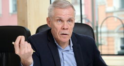 Gints Apals: "Cik tālu nākotni latviešu tautai un valodai Krišjānis Valdemārs redzēja? Rakstītās publikācijās viņš minēja simts vai divsimt gadu. Atis Kronvalds pretstatā teica, ka tauta ir mūžīga."