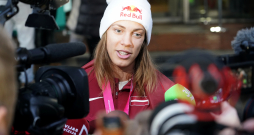 Pasaules čempione pludmales volejbolā Tīna Graudiņa atbild uz žurnālistu jautājumiem svinīgajā sagaidīšanas pasākumā Rīgas lidostā.