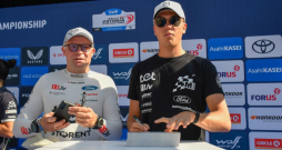 Rallija stūrmanis Renārs Francis (no kreisās) un pilots Mārtiņš Sesks.