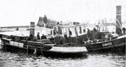 Izceltais "Zibens" Daugavgrīvā 1925. gada decembrī. Izceltais "Zibens" Daugavgrīvā 1925. gada decembrī.