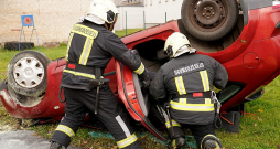 Statistika liecina, ka avārijās visvairāk dzīvību zaudējuši vieglo transportlīdzekļu vadītāji un gājēji. Attēlā: ugunsdzēsēji glābēji piedalās mācībās, kā rīkoties pēc ceļu satiksmes negadījumiem. Statistika liecina, ka avārijās visvairāk dzīvību zaudējuši vieglo transportlīdzekļu vadītāji un gājēji. Attēlā: ugunsdzēsēji glābēji piedalās mācībās, kā rīkoties pēc ceļu satiksmes negadījumiem.