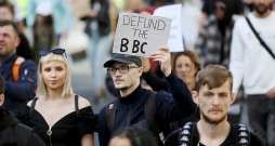 Jau 2000. gadā tika uzsākta kampaņa #DefundtheBBC, ko latviski varētu tulkot kā "atņemt finansējumu BBC", aicinot licences maksātājus televīziju neskatīties un licences nemaksāt, kas nu ir novedis pie viena miljarda mārciņu (1,14 mljrd. eiro) zaudējumiem katru gadu. Sagaidāms, ka Trampa runas rediģēšanas skandāls nemaksātāju skaitu varētu vēl vairot. (Foto no 2020. gada akcijas) Jau 2000. gadā tika uzsākta kampaņa #DefundtheBBC, ko latviski varētu tulkot kā "atņemt finansējumu BBC", aicinot licences maksātājus televīziju neskatīties un licences nemaksāt, kas nu ir novedis pie viena miljarda mārciņu (1,14 mljrd. eiro) zaudējumiem katru gadu. Sagaidāms, ka Trampa runas rediģēšanas skandāls nemaksātāju skaitu varētu vēl vairot. (Foto no 2020. gada akcijas)