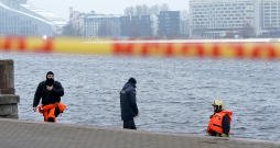 Valsts ugunsdzēsības un glābšanas dienests strādā notikuma vietā starp Akmens un Vanšu tiltu, kur 27. novembrī vieglā automašīna iebrauca Daugavā un nogrima.