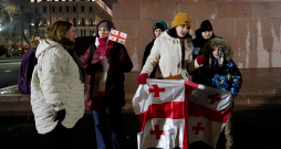 Pie Brīvības pieminekļa, notiek protesta akcija, lai paustu atbalstu Gruzijas izvēlei par labu Eiropai.