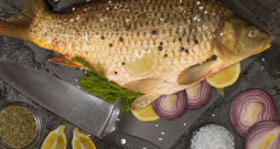 Ar sieru un šampinjoniem cepta karpa. Ar sieru un šampinjoniem cepta karpa.