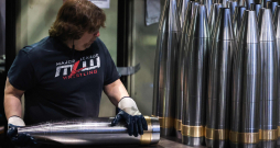 Darbinieks Skrentonas armijas munīcijas rūpnīcā, Pensilvānijā, ASV apstrādā 155 milimetru lādiņu čaulas. Šie lādiņi ir būtisks aizsardzības līdzeklis Kijivas aizsardzībā pret Krievijas iebrukumu. Darbinieks Skrentonas armijas munīcijas rūpnīcā, Pensilvānijā, ASV apstrādā 155 milimetru lādiņu čaulas. Šie lādiņi ir būtisks aizsardzības līdzeklis Kijivas aizsardzībā pret Krievijas iebrukumu.