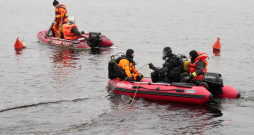 Valsts ugunsdzēsības un glābšanas dienests ceturto dienu turpina vieglās automašīnas izcelšanu no Daugavas starp Akmens un Vanšu tiltu, kur tā 27. novembrī iebrauca upē un nogrima. Valsts ugunsdzēsības un glābšanas dienests ceturto dienu turpina vieglās automašīnas izcelšanu no Daugavas starp Akmens un Vanšu tiltu, kur tā 27. novembrī iebrauca upē un nogrima.