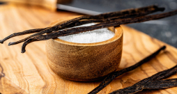 Vanilīns ir svarīgākā vaniļas aromātiskā viela, kas ir dabiskas izcelsmes un atrodas pākstīs kopā ar vairāk nekā 100 citām aromātiskām vielām. Vanilīns ir svarīgākā vaniļas aromātiskā viela, kas ir dabiskas izcelsmes un atrodas pākstīs kopā ar vairāk nekā 100 citām aromātiskām vielām.