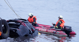 Izceļ auto no Daugavas. Izceļ auto no Daugavas.