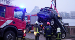 Izceļ auto no Daugavas.