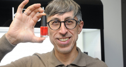 "Lai arī uzņēmuma portfelī ir vairāk nekā 3500 dažādas nagu lakas toņkārtas, joprojām vispopulārākais ir spilgti sarkanais tonis nr. 21 "Victory" jeb uzvara," secina "Kinetics Nail Systems" dibinātājs un īpašnieks Andžejs Stenclavs.