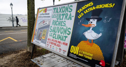 Ženēvā izvietotie aģitācijas materiāli pirms referenduma par mantojuma nodokli un obligāto pilsonisko dienestu.