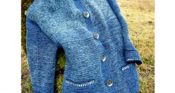 Silta adīta jaka ar uzšūtām kabatām. Silta adīta jaka ar uzšūtām kabatām.