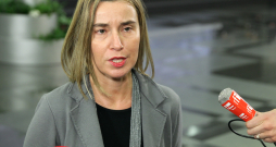 Federika Mogerīni atbild uz žurnālistu jautājumiem Rīgā. 