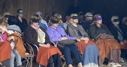 Lienas Šmukstes sajūtu izrādē "Mūžīgais ritums" skatītājiem ir labprātīgi jāaizsien acis.