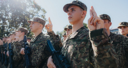 Valsts aizsardzības dienesta karavīri 5. septembrī nodod karavīra zvērestu pie Brīvības pieminekļa Rīgā.