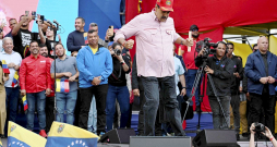 Venecuēlas autoritārais prezidents Nikolass Maduro uzdejo savu atbalstītāju mītiņā pirmdien Karakasā. Kustēdamies mūzikas ritmā, viņš zvērēja "absolūtu uzticību Venecuēlas tautai".