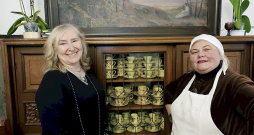 Kamēr lielā apmeklētāju skaita dēļ Latvijas Lauku sieviešu apvienības 25 gadu jubilejas pasākuma oficiālā daļa norisinājās Saulaines lauksaimniecības tehnikuma zālē, pazīstamā TV raidījuma "Īstās latvju saimnieces" viena no pirmajām dalībniecēm Ilze Briede (no labās) un īpašniece Aiva Dreimane-Ozolzīle gādāja par cienastiem Kaucmindes muižā. Kamēr lielā apmeklētāju skaita dēļ Latvijas Lauku sieviešu apvienības 25 gadu jubilejas pasākuma oficiālā daļa norisinājās Saulaines lauksaimniecības tehnikuma zālē, pazīstamā TV raidījuma "Īstās latvju saimnieces" viena no pirmajām dalībniecēm Ilze Briede (no labās) un īpašniece Aiva Dreimane-Ozolzīle gādāja par cienastiem Kaucmindes muižā.