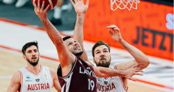 Par Latvijas basketbola izlases jauno kapteini ieceltais Rihards Lomažs uzvarā pret Austriju izcēlās ar 24 gūtiem punktiem. Līdzšinējais kapteinis Dairis Bertāns no valstsvienības atvadījās ar neveiksmīgo spēli pret Nīderlandi.