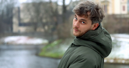 Matīss Budovskis: "Stāsts ir par attiecībām – citam ar citu un pašam ar sevi. Par patiesības meklējumiem sirreālu notikumu vidū, ko pavada Andrim raksturīgais humors un valodas izjūta."