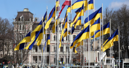 Pie Kongresu nama statīvā iepretim Krievijas vēstniecībai tiek izkārtoti Ukrainas un Latvijas valsts karogi.