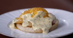 Uz maizītes liek kūpināto zivi, uzliek plaucēto olu, kaviāru, pārlej ar Holandes mērci un gatavs!